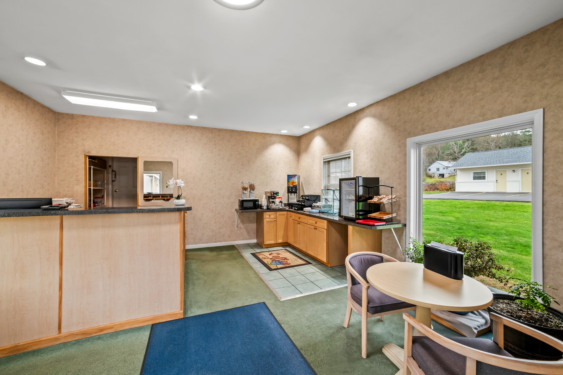 Spring Water Inn front desk and lobby